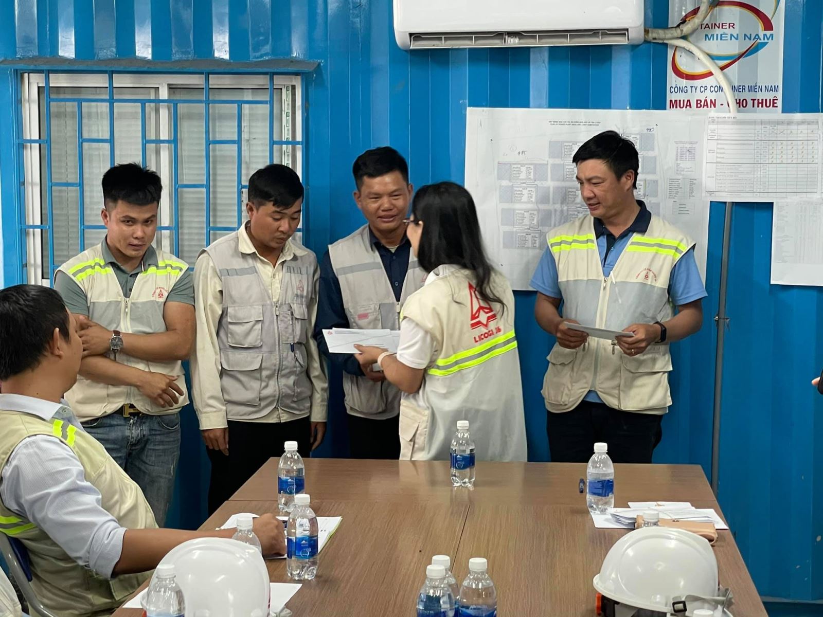Ban lãnh đạo LCG trực tiếp trao số tiền Quyên góp ủng hộ cho gia đình CBCNV bị thiệt hại do bão lũ